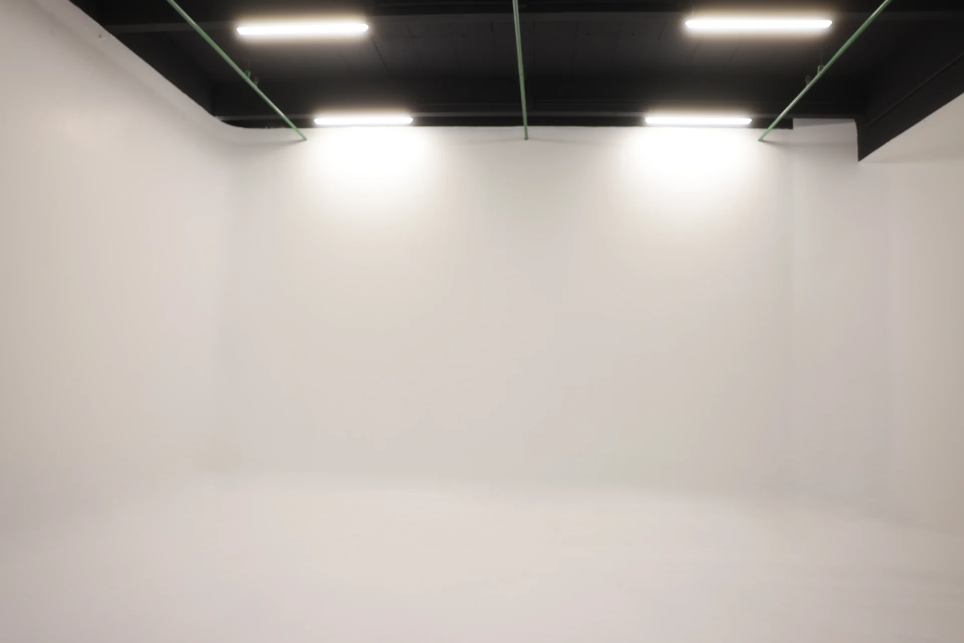 Location Location plateau fond blanc 64 m² Paris – Studio vidéo équipé lumière - Full Prod 360