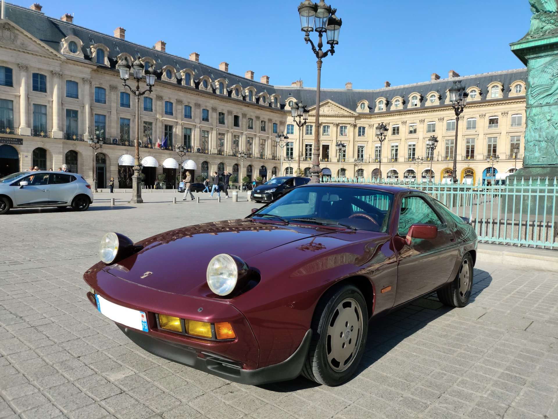 Location Porsche 928 S2 1984 – Voiture vintage pour tournage à Paris - Full Prod 360