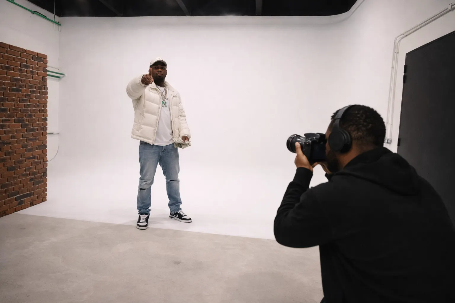 Location studio vidéo à Paris – cyclorama fond blanc 64 m